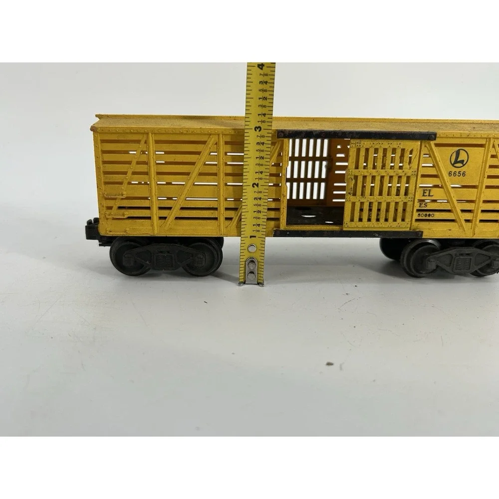 Lionel Lines 6656 LiveStock Car Yellow O Gauge, Postwar Working Sliding Doors